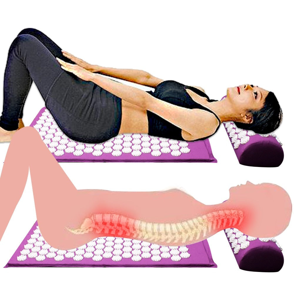 Frau auf lila Akupressurmatte mit Kissen, Entspannung, Rückenschmerzen, Yoga, Fitness.
