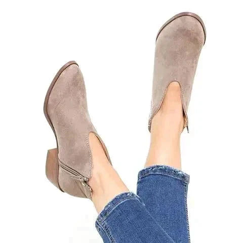 Beige Wildleder-Stiefeletten mit V-Ausschnitt, Blockabsatz, Damenmode, Herbstschuhe.