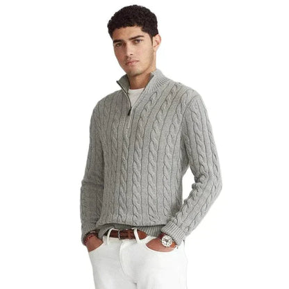 Grauer Herren-Halbkragenpullover mit Reißverschluss, Zopfmuster, aus Wolle.
