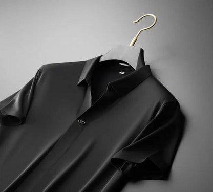 Schwarzes Herrenhemd aus Seide auf Kleiderbügel, luxuriös, elegant, modisch.