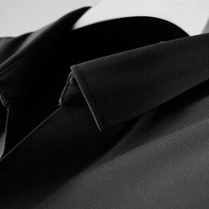 Schwarzes Herrenhemd aus Baumwolle, elegantes Design, Nahaufnahme, luxuriöse Herrenmode.