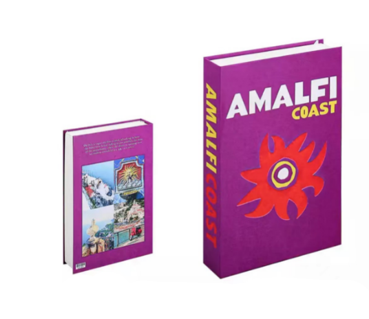 Zwei lila Bücher mit "Amalfi Coast" Titel, eines mit buntem Cover, Reisebuch, Hardcover.