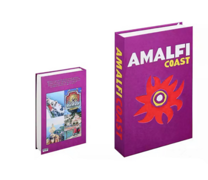 Zwei lila Bücher mit "Amalfi Coast" Titel, eines mit buntem Cover, Reisebuch, Hardcover.