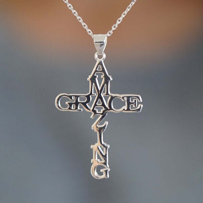 Silberne Kreuzkette mit "Amazing Grace" Schriftzug, elegantes Schmuckstück für Damen.
