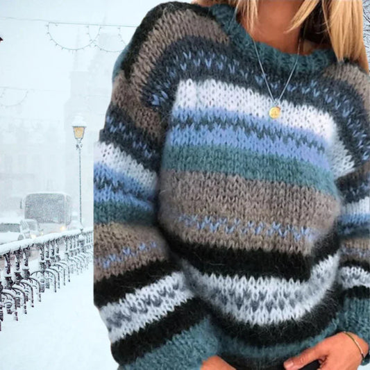 Frau in gestreiftem Strickpullover, Winter, blau-grün-grau, gemütlich, modisch, draußen.