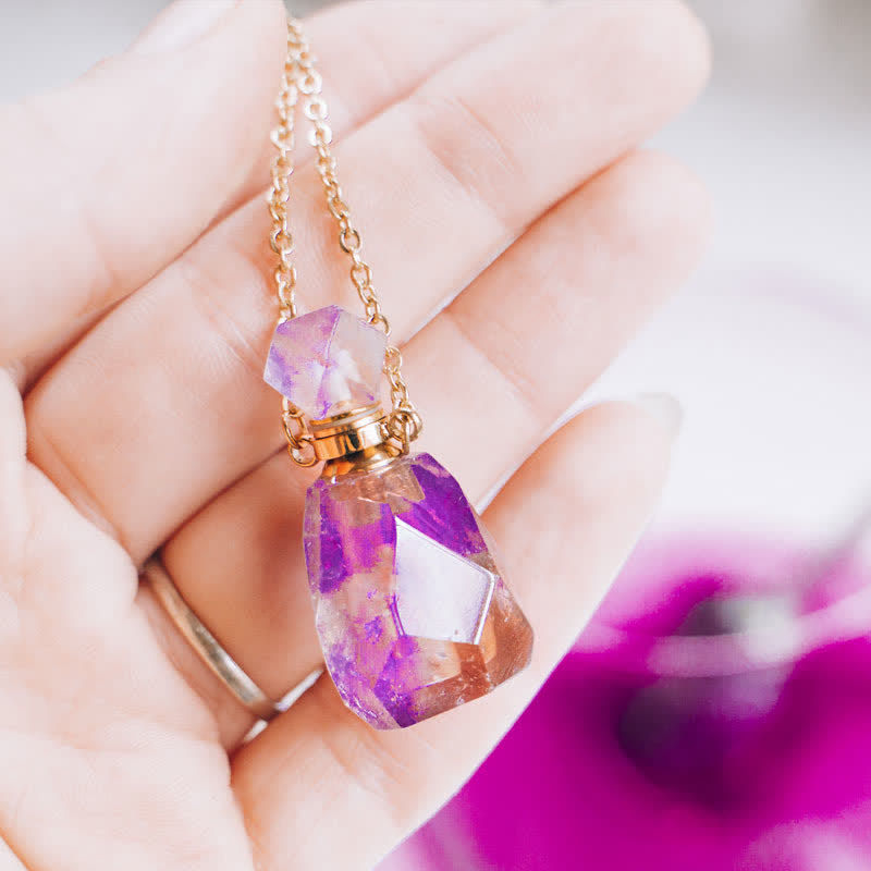 Lila Kristallflasche Anhänger an goldener Kette, handgehalten, Schmuckdesign.