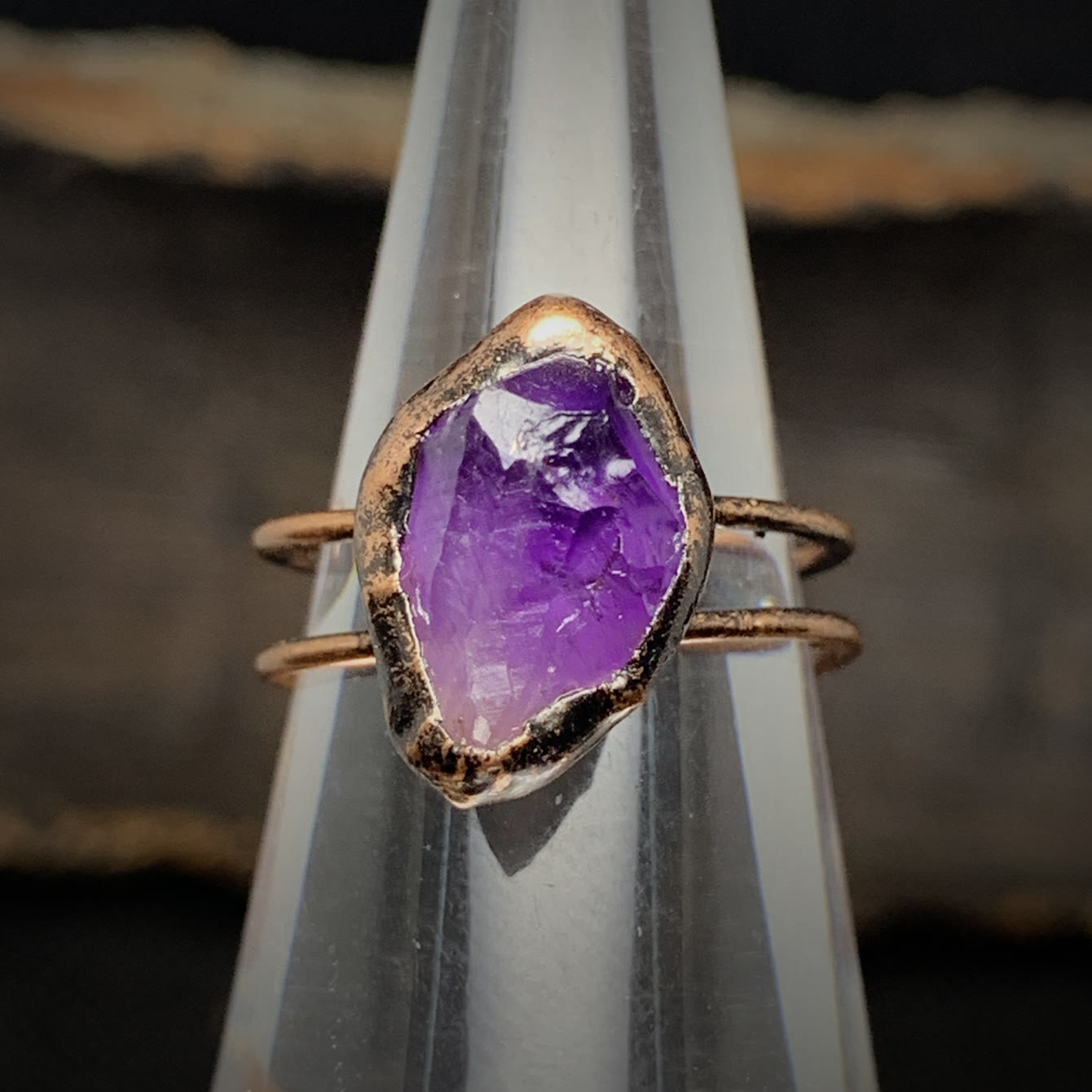 Runder Amethyst-Ring mit rohem Stein, goldene Fassung, handgefertigter Schmuck, Boho-Stil.