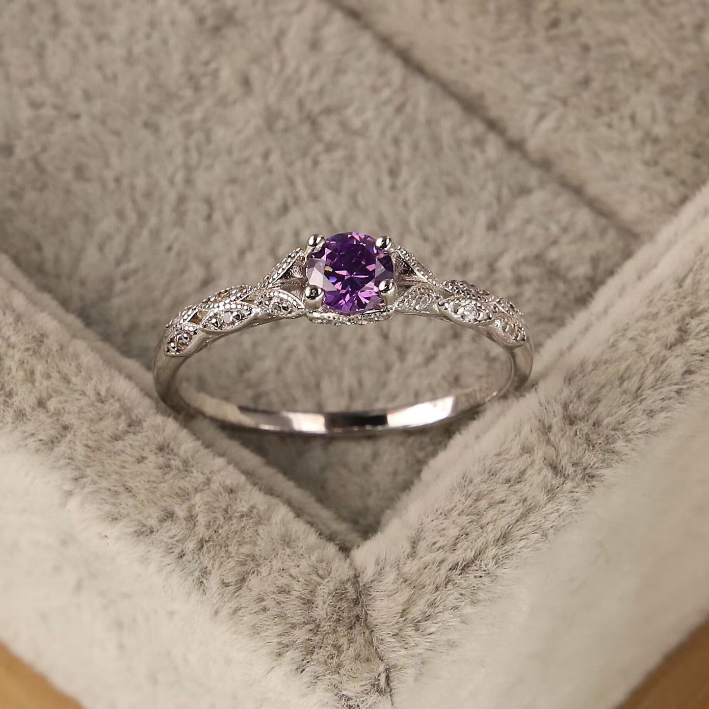 Silberring mit lila Amethyst und Diamanten, filigranes Design, Schmuck, Geschenk, Verlobungsring.