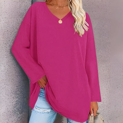 Frau in pinkem V-Ausschnitt-Pullover und Jeans, lässige Mode, eleganter Stil.