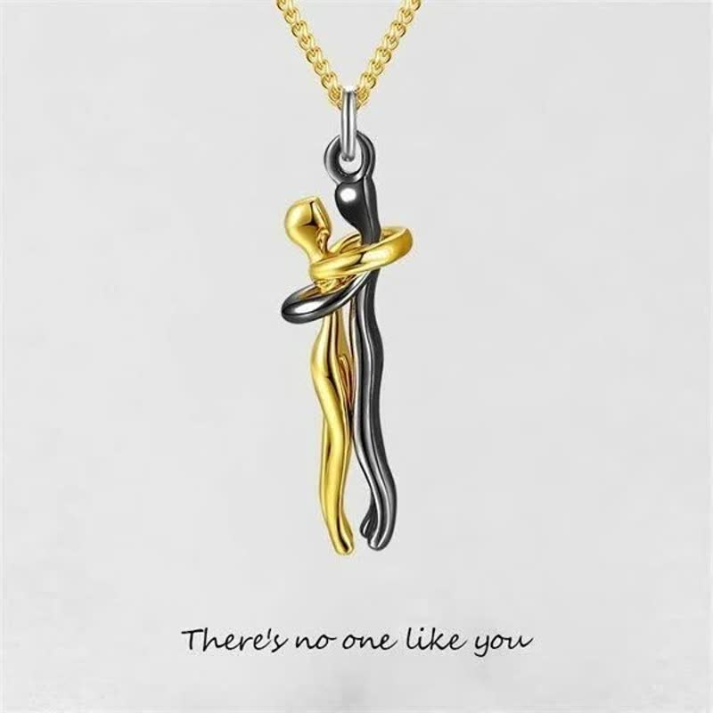 Zwei-Ton-Anhänger in Gold und Silber, umarmende Figuren, an goldener Kette, Schmuckdesign.