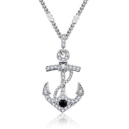 Silberne Anker-Halskette mit Zirkonia-Steinen, maritimes Schmuckdesign, elegantes Accessoire.