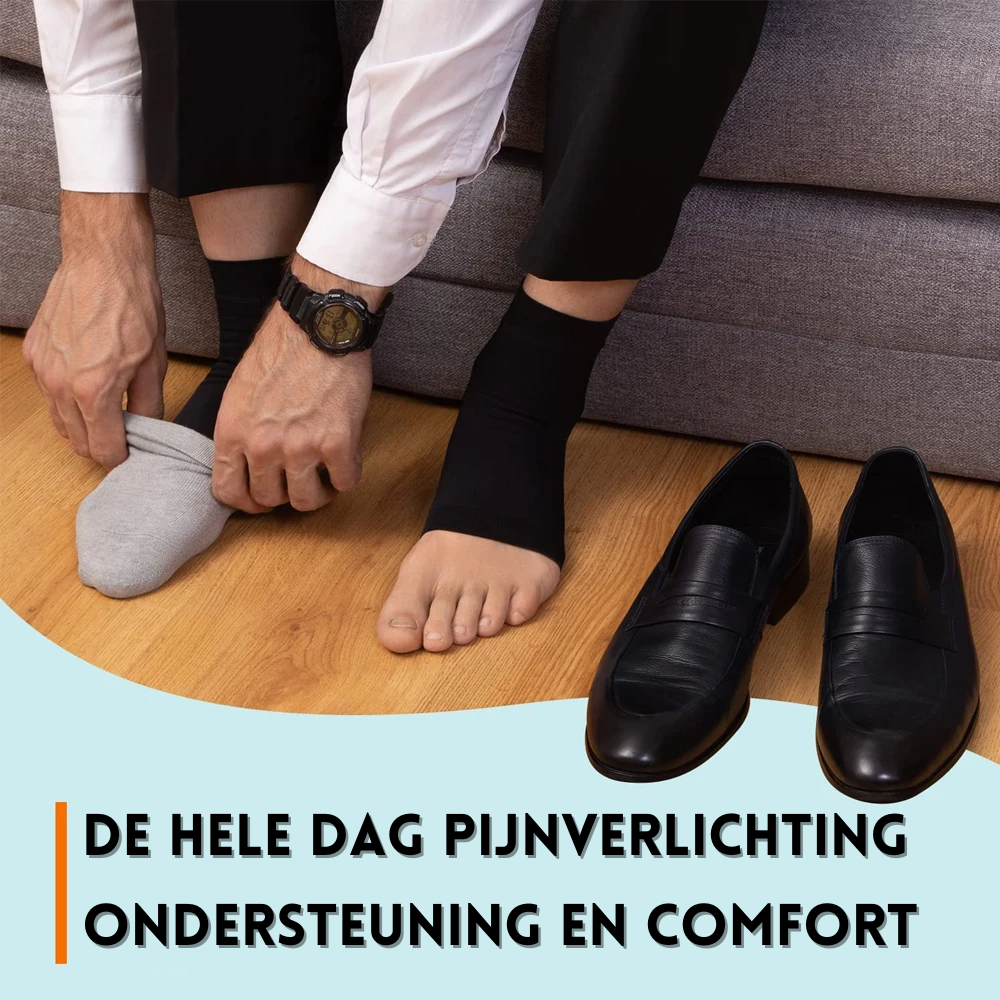 Mann zieht schwarze Kompressionssocken an, Lederschuhe, Holzboden, Schmerzlinderung.