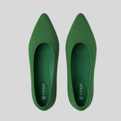 Grüne Damen-Ballerinas aus Strickstoff, spitze Form, nachhaltige Mode, Marke VIVAIA.