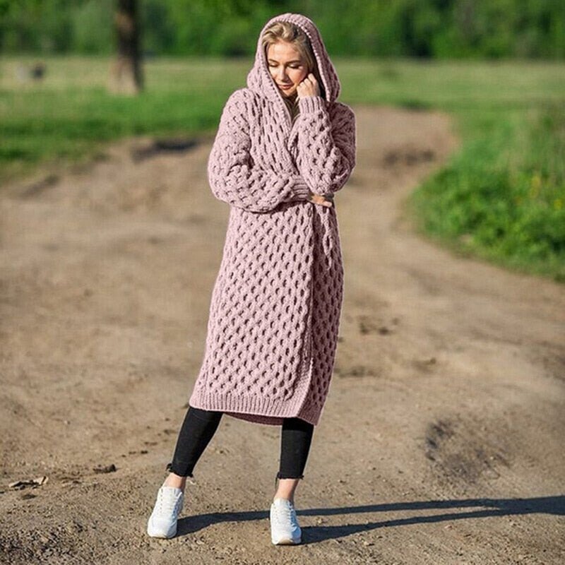 Frau in rosa Strick-Cardigan mit Kapuze, warm, weich, draußen, modisch, bequem, Herbstkleidung.