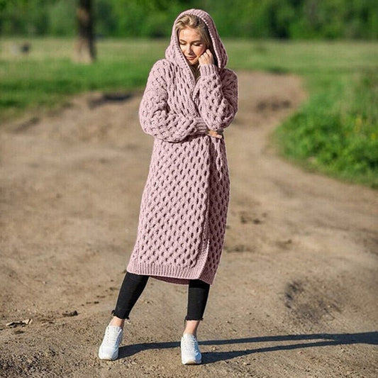 Frau in rosa Strick-Cardigan mit Kapuze, warm, weich, draußen, modisch, bequem, Herbstkleidung.