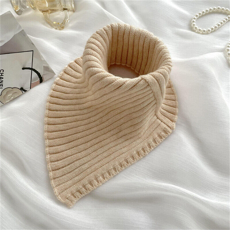 Beiger Strickschal aus Wolle, modisches Accessoire, Herbst-Winter, Damenmode, elegant.