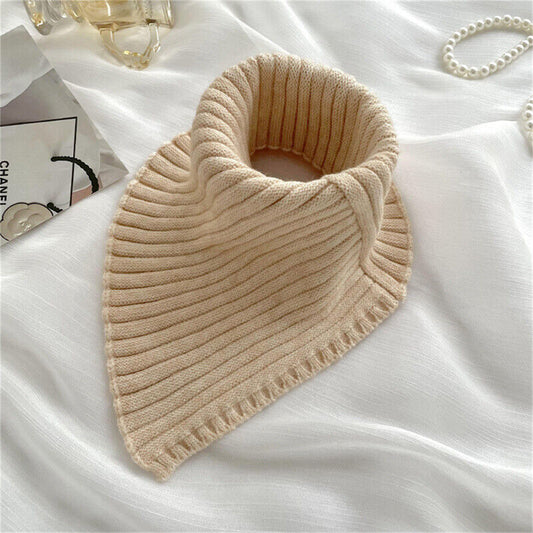 Beiger Strickschal aus Wolle, modisches Accessoire, Herbst-Winter, Damenmode, elegant.