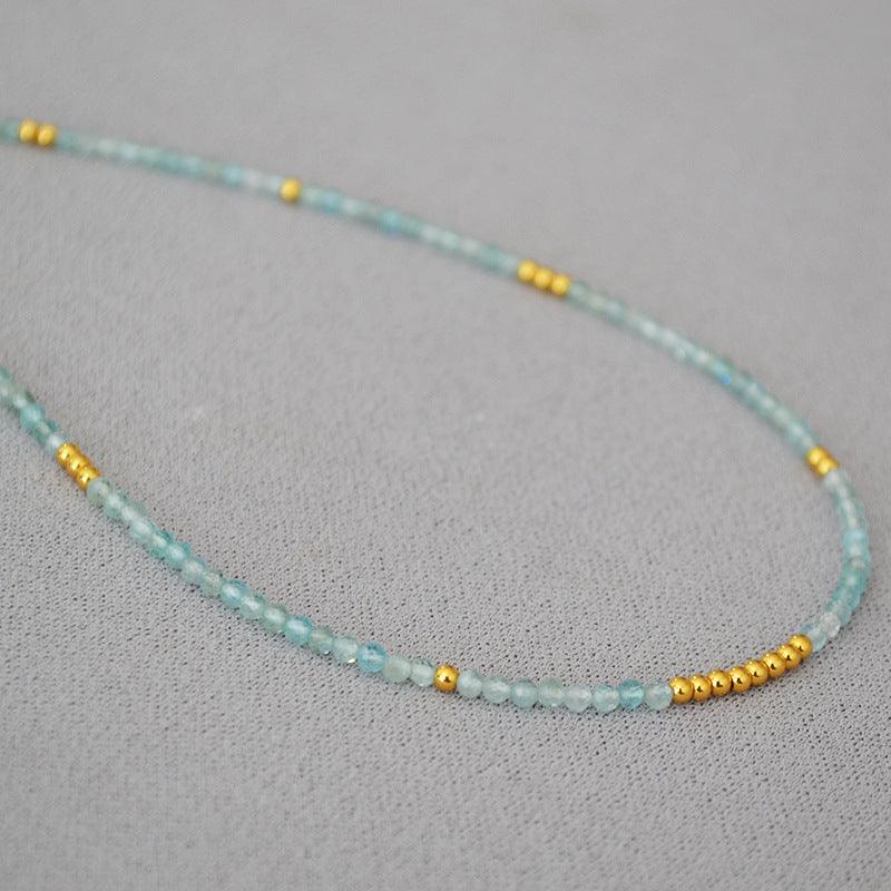 Aqua-blaues Perlenarmband mit goldenen Akzenten, handgefertigt, eleganter Schmuck.