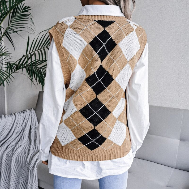 Frau trägt beige-schwarze Argyle-Strickweste über weißem Hemd, modisch, lässig.