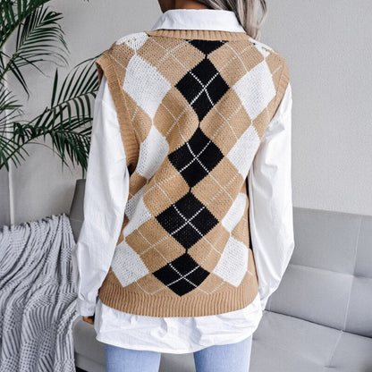Frau trägt beige-schwarze Argyle-Strickweste über weißem Hemd, modisch, lässig.
