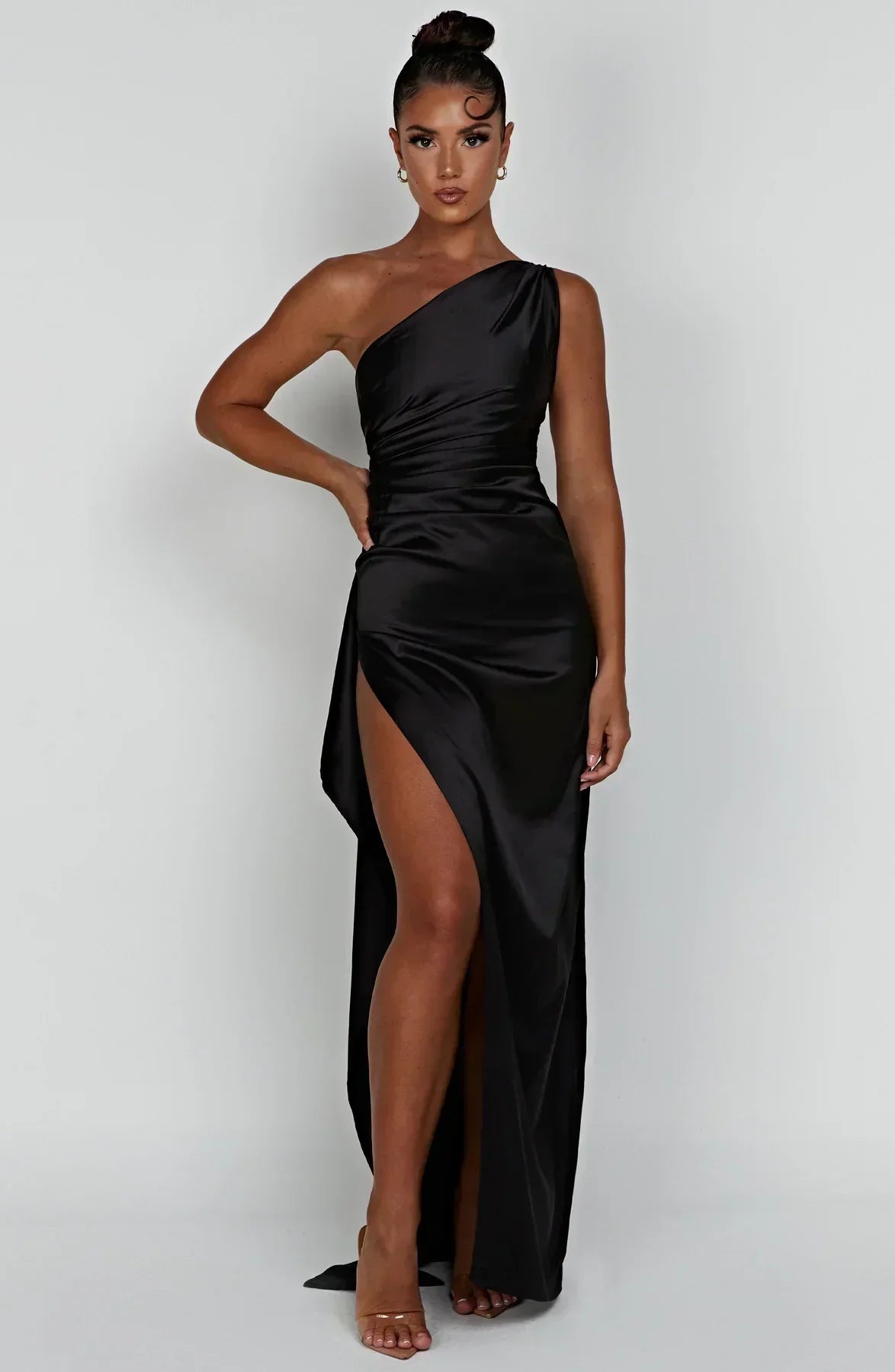 Schwarzes One-Shoulder-Maxikleid aus Satin mit hohem Schlitz, elegantes Abendkleid.