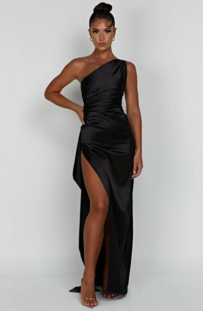 Schwarzes One-Shoulder-Maxikleid aus Satin mit hohem Schlitz, elegantes Abendkleid.
