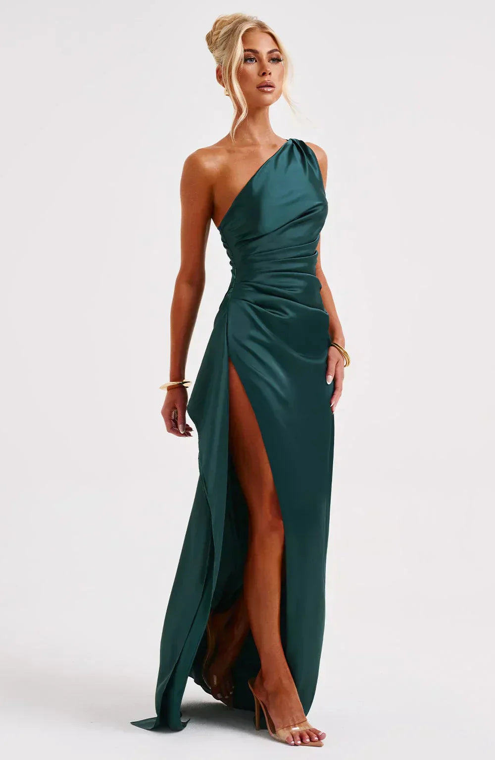 Elegantes, smaragdgrünes Maxikleid aus Satin mit asymmetrischem Ausschnitt und hohem Schlitz.