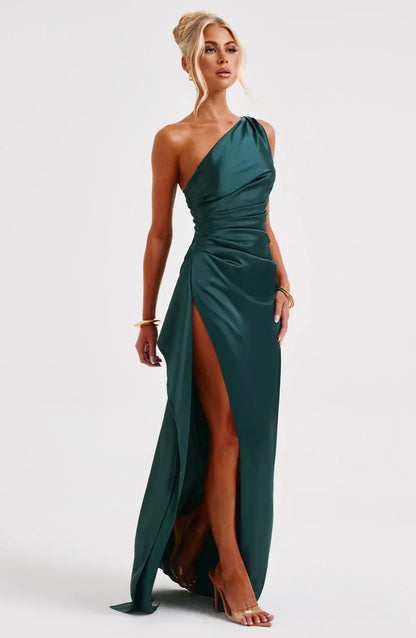 Elegantes, smaragdgrünes Maxikleid aus Satin mit asymmetrischem Ausschnitt und hohem Schlitz.
