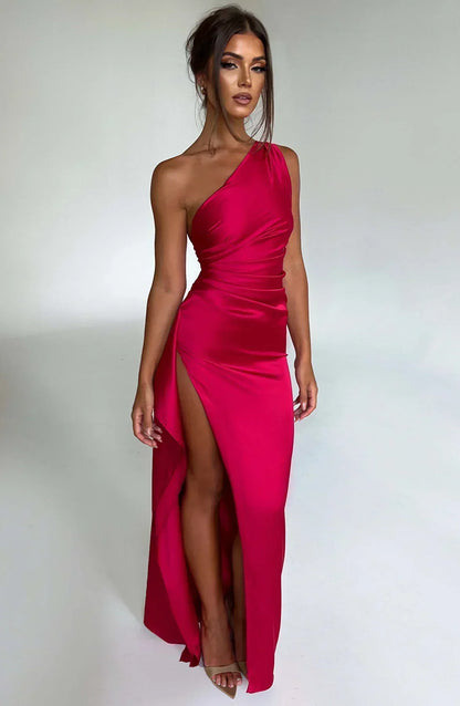 Rotes One-Shoulder-Maxikleid mit Schlitz, elegantes Abendkleid, Satin, Damenmode.