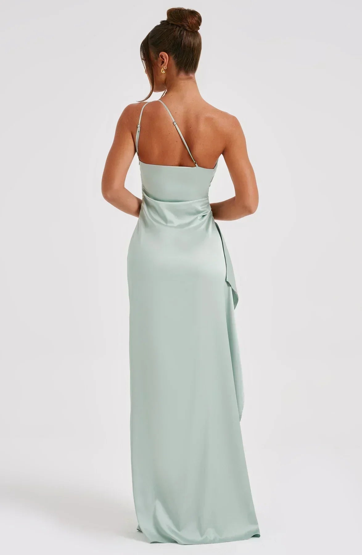 Frau in mintgrünem Maxikleid, rückenfrei, elegantes Abendkleid, Satin, Spaghettiträger.