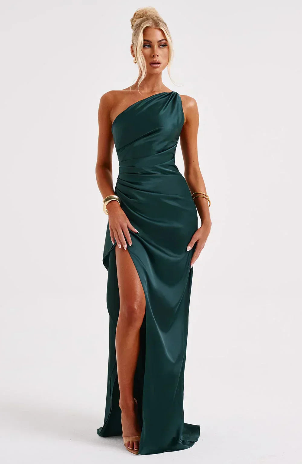 Elegantes, smaragdgrünes One-Shoulder-Maxikleid mit hohem Schlitz, ideal für Abendveranstaltungen.