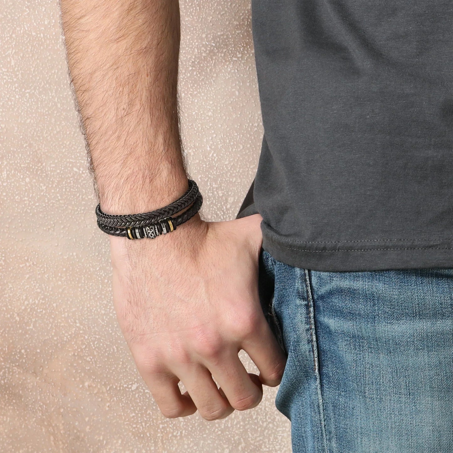 Männerarmband aus Leder, schwarz, geflochten, mit Metallakzenten, modisch, lässig, Accessoire.