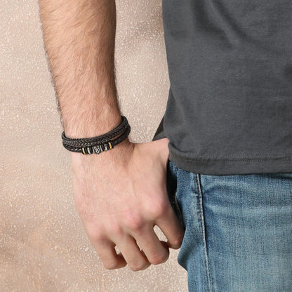 Männerarmband aus Leder, schwarz, geflochten, mit Metallakzenten, modisch, lässig, Handgelenk.