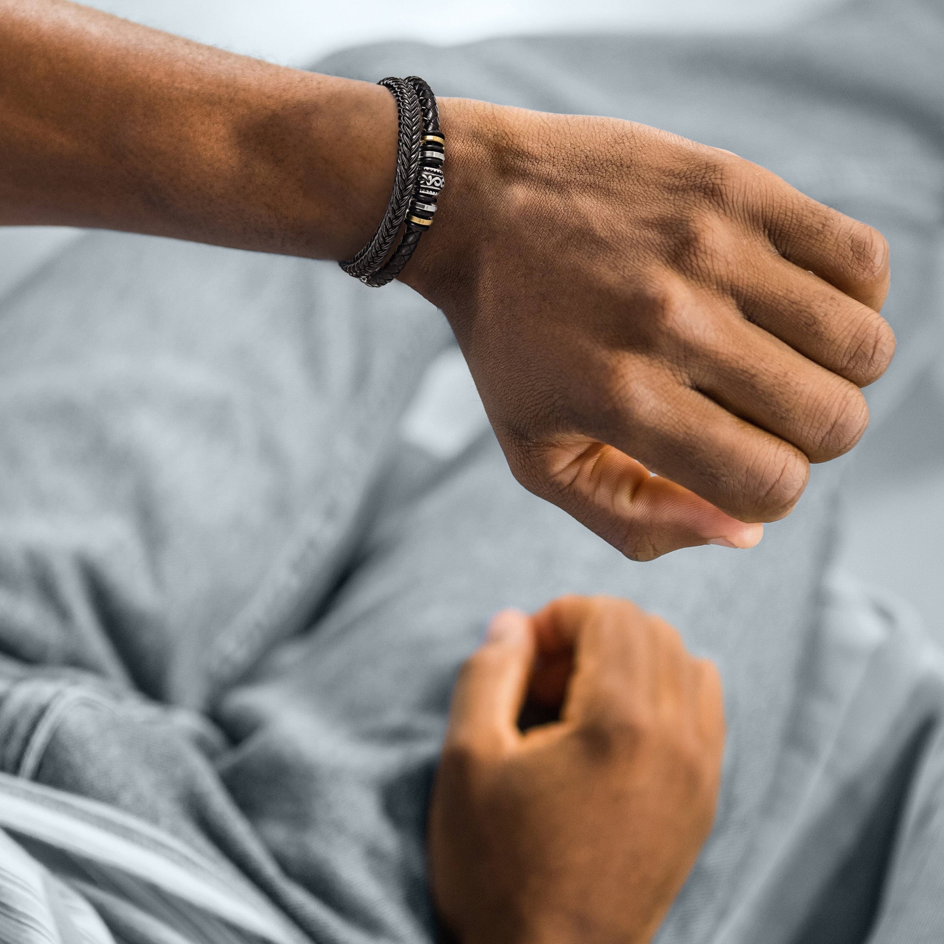 Männerarmband aus Leder, schwarz, mit Metallakzenten, modisch, elegant, Accessoire für Herren.