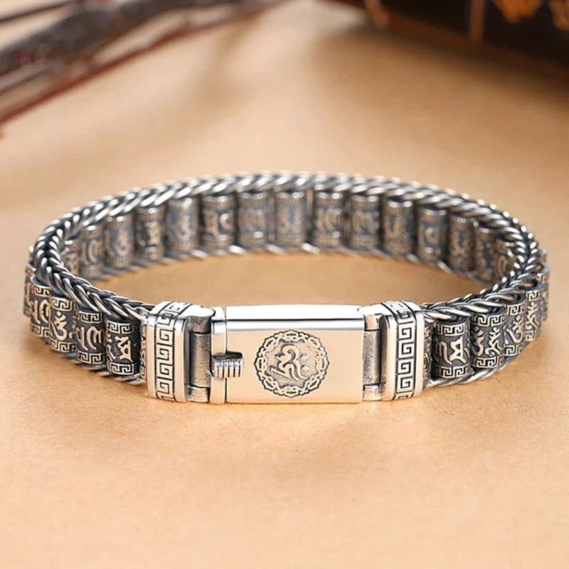 Silbernes Herrenarmband aus Edelstahl mit keltischem Muster und Verschluss.