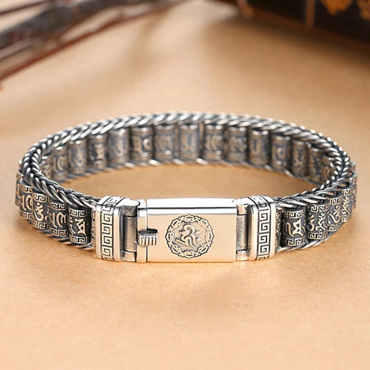 Silbernes Herrenarmband aus Edelstahl mit keltischem Muster und Verschluss.