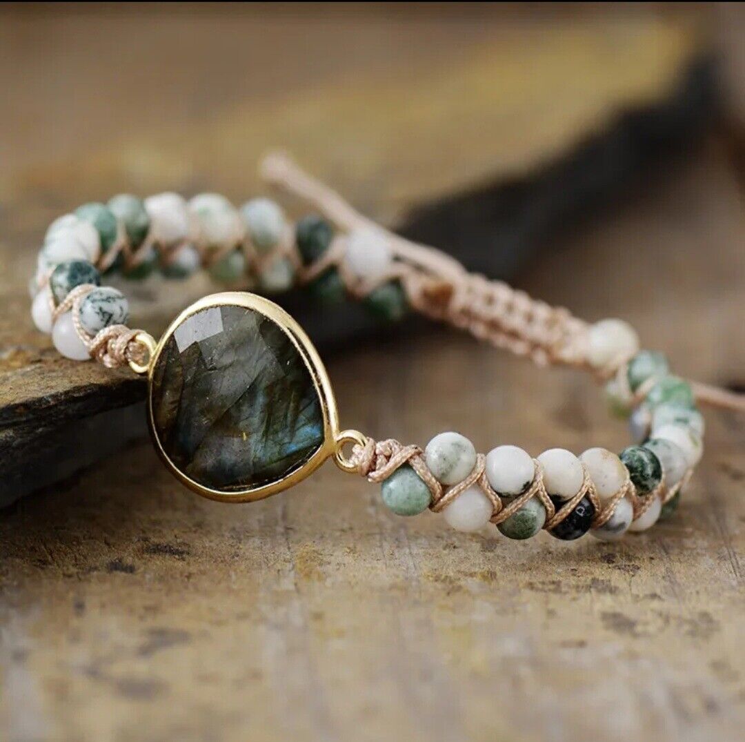 Armband mit grünem Labradorit, Natursteinperlen, handgefertigt, verstellbar, Boho-Stil.