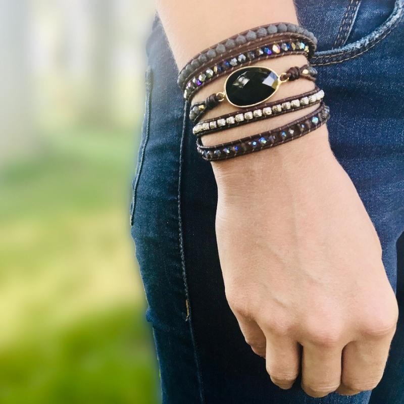 Armband mit schwarzem Onyx, Leder, Kristallen, handgefertigt, modisch, Damenaccessoire.