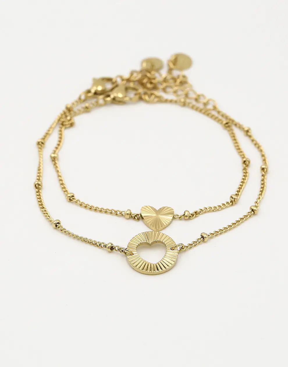 Zwei goldene Freundschaftsarmbänder mit Herzanhänger, filigranes Design, verstellbare Ketten.