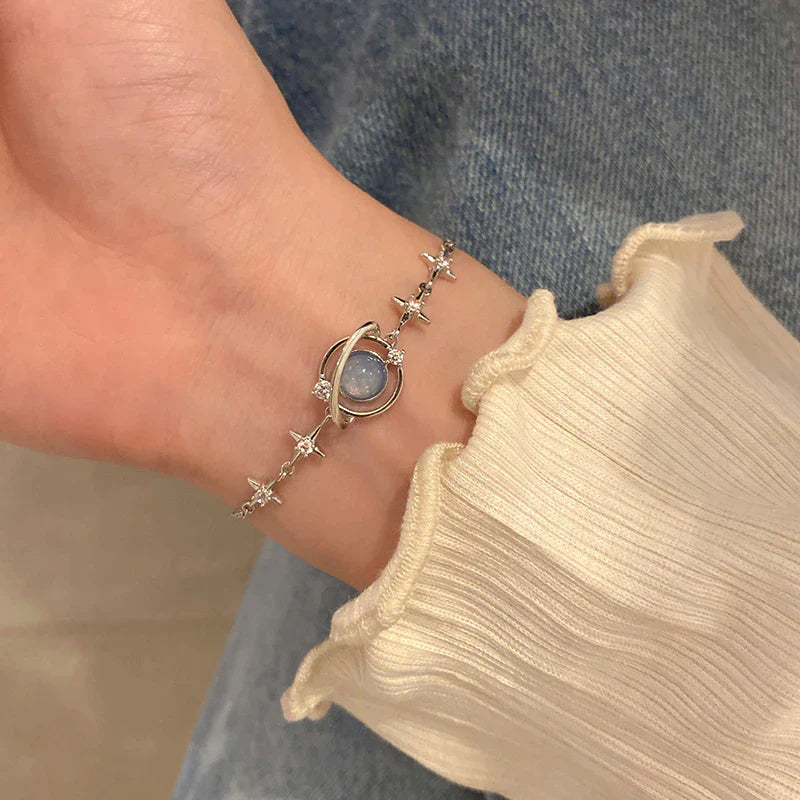 Damenarmband mit blauem Stein und Sternen, silberfarben, elegantes Design, modisches Accessoire.