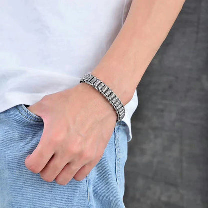 Silbernes Herrenarmband, rechteckige Glieder, modern, elegant, lässiger Stil, Handgelenk.
