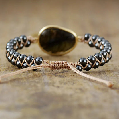 Armband mit schwarzen Perlen und braunem Band, handgefertigt, Schmuck, modisch, elegant.