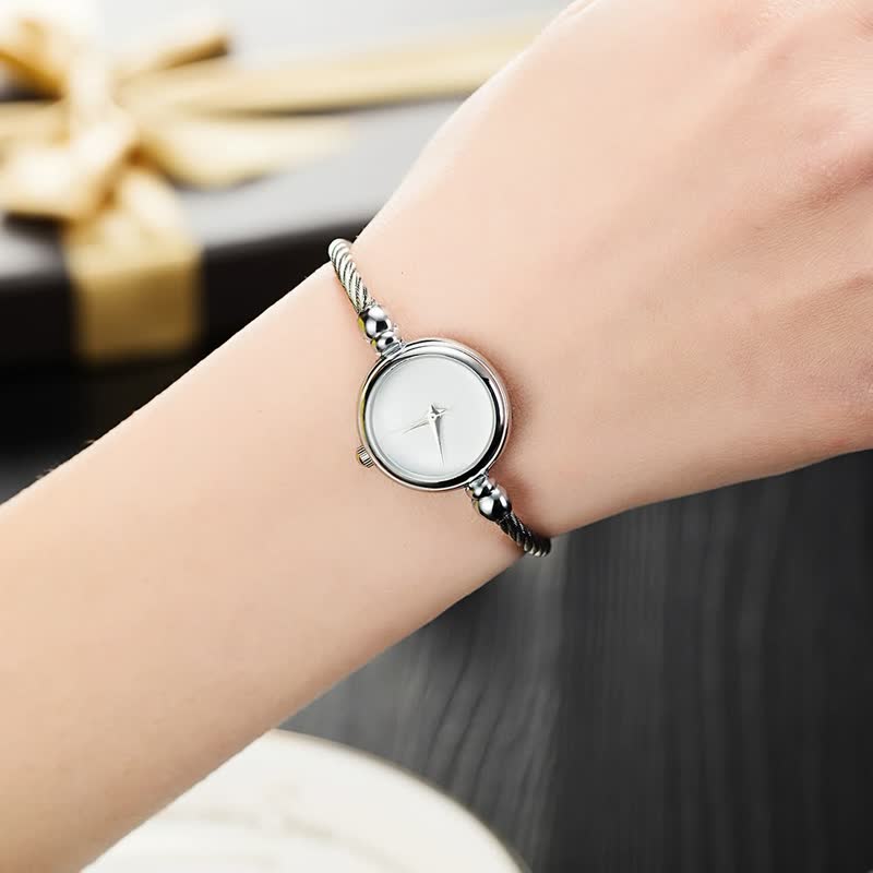 Silberne Damenarmbanduhr mit rundem Zifferblatt, elegantes Design, modisches Accessoire.