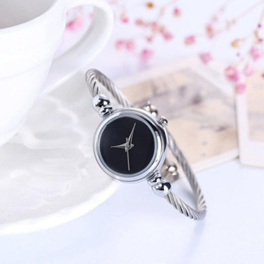 Silberne Damenarmbanduhr mit schwarzem Zifferblatt, elegantes Design, modisches Accessoire.