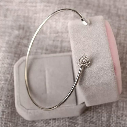 Silbernes Armreif mit Herzanhänger, Strasssteine, elegantes Schmuckdesign, Geschenkbox.