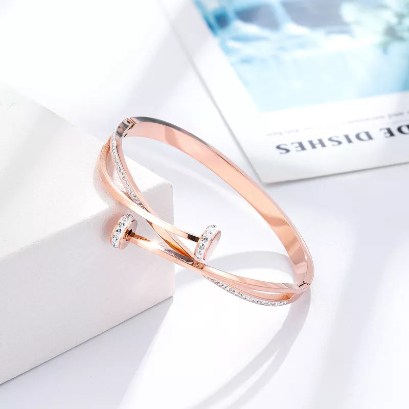 Roségold Armreif mit Kristallen, elegantes Schmuckstück, modisches Accessoire für Damen.