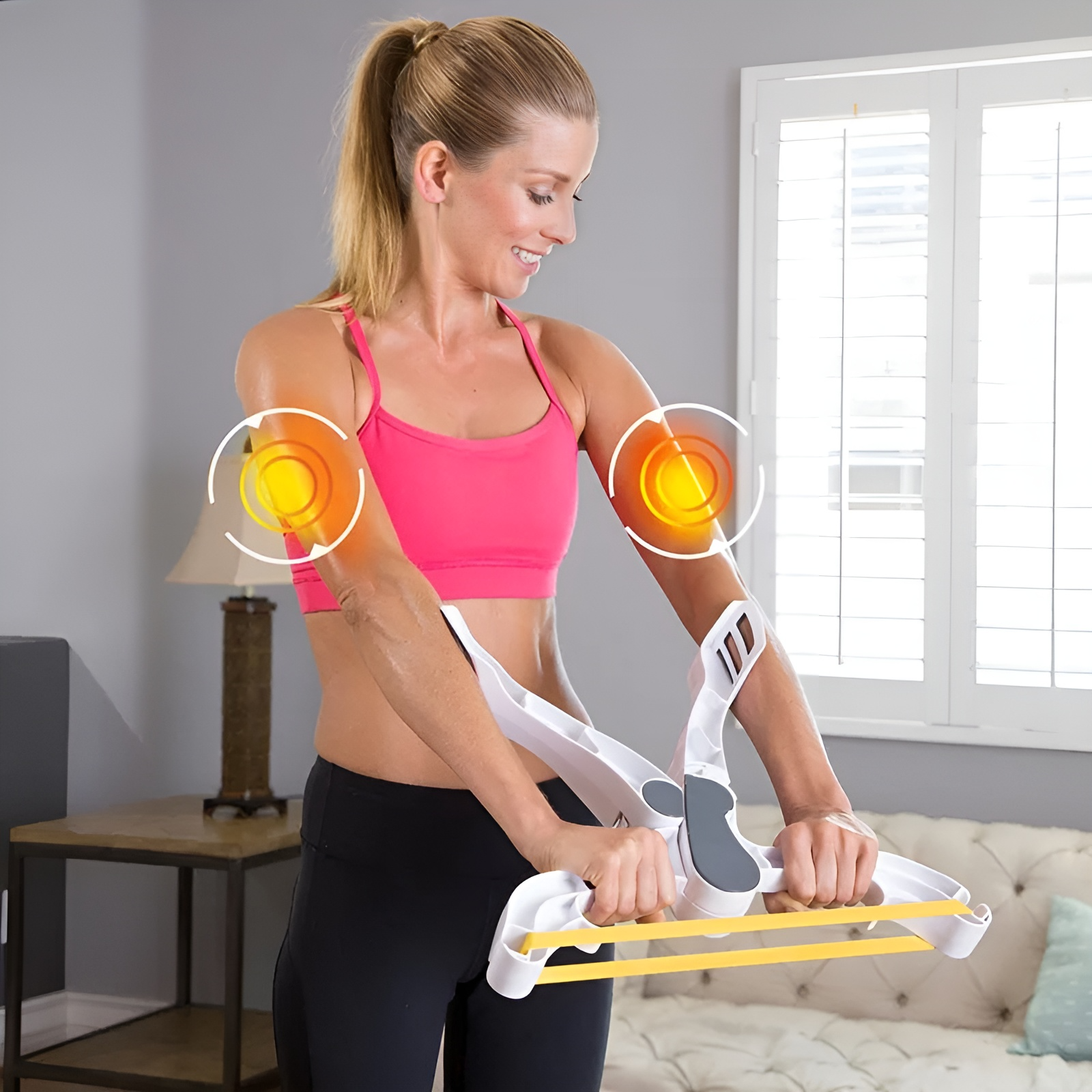 Frau trainiert mit weißem Armtrainer, rosa Sport-BH, Fitness, Heimtraining, Muskelaufbau.
