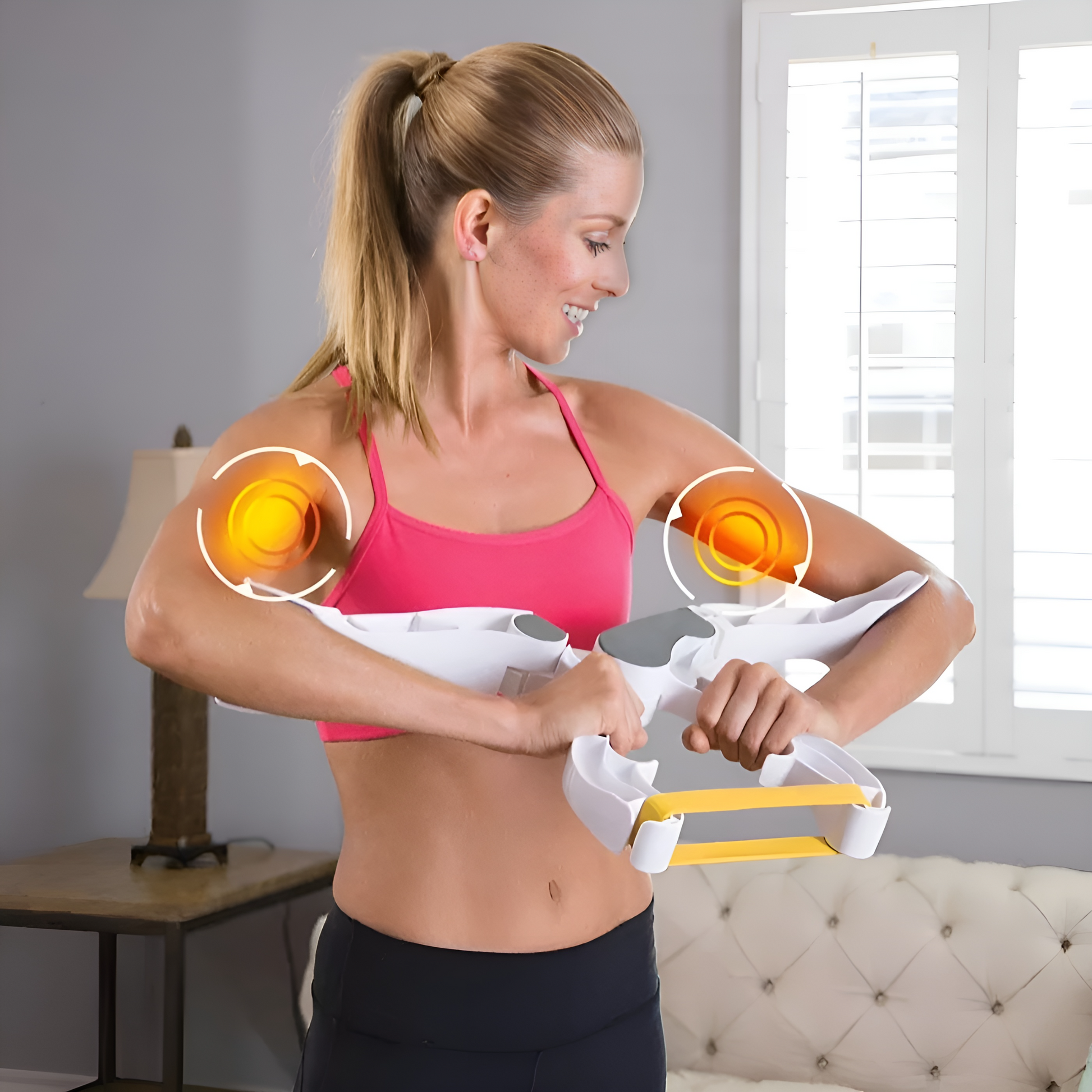 Frau trainiert mit Armtrainer, rosa Sport-BH, Fitnessgerät, Heimtraining, Muskelaufbau.