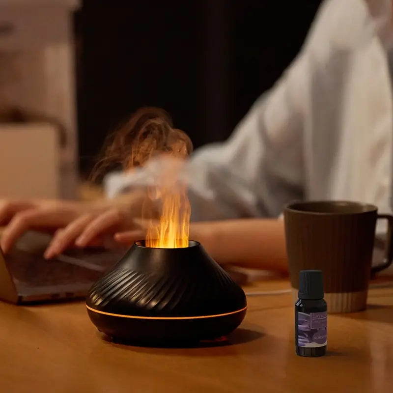 Schwarzer Aromadiffuser mit Flammeneffekt, ätherisches Lavendelöl, entspannende Raumduft-Dekoration.