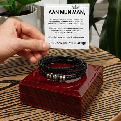 Schwarzes Lederarmband mit Gravur auf roter Holzbox, Geschenk für Männer, personalisiert.